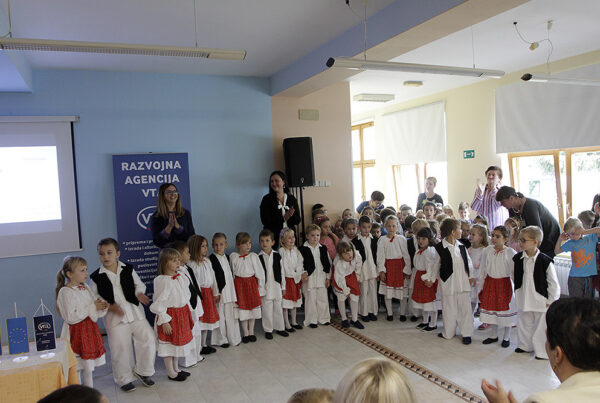 Dječji vrtić CVRČAK Virovitica dobit će sportsku i informatičku opremu te mini laboratorij kroz projekt „4E4K“