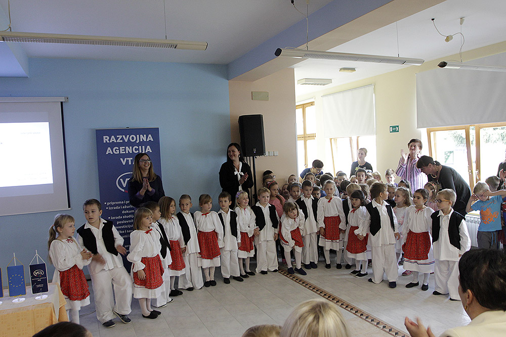 Dječji vrtić CVRČAK Virovitica dobit će sportsku i informatičku opremu te mini laboratorij kroz projekt „4E4K“