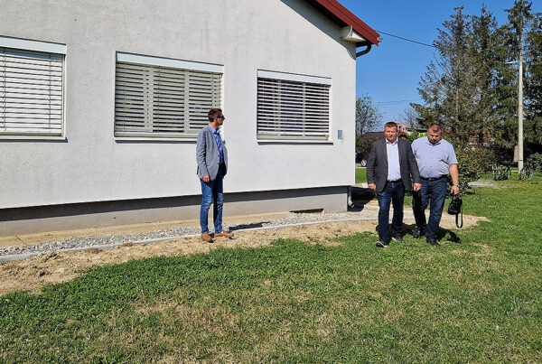 Rezovac dobiva novo igralište, radove obišli gradonačelnik Ivica Kirin i pročelnik Alen Bjelica