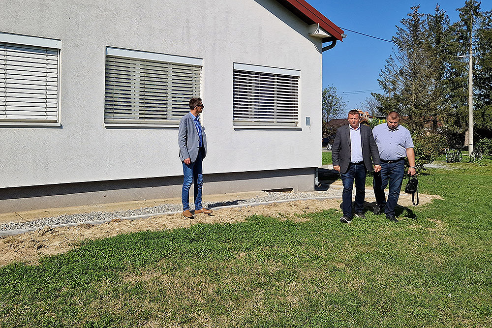 Rezovac dobiva novo igralište, radove obišli gradonačelnik Ivica Kirin i pročelnik Alen Bjelica