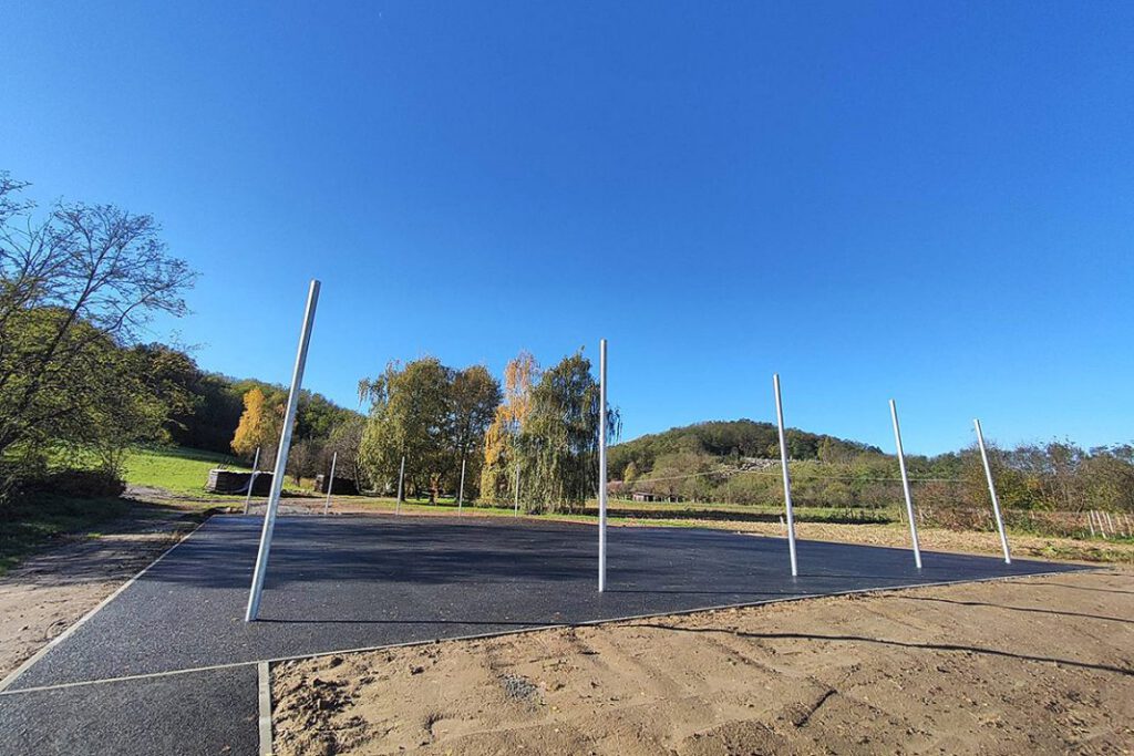 Asfaltirano je novo igralište u Rezovcu, uskoro postavljanje pripadajuće opreme