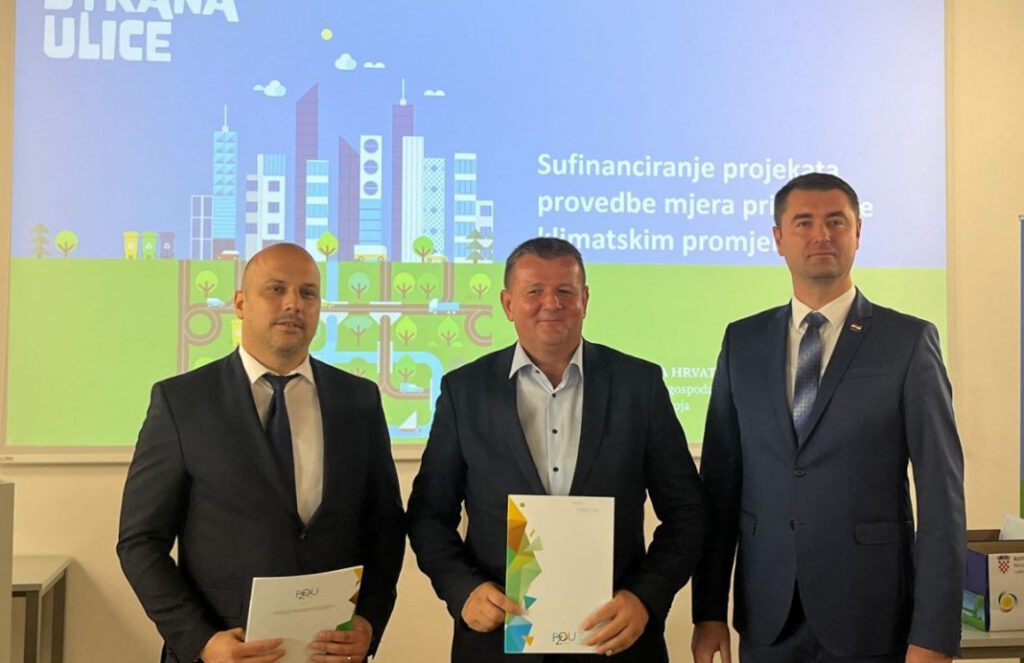 Novi drvoredi i edukativni park: Gradonačelnik I. Kirin preuzeo Ugovor o sufinanciranju projekta „Grad koji diše – II. faza“