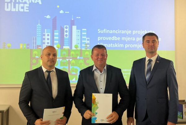 Novi drvoredi i edukativni park: Gradonačelnik I. Kirin preuzeo Ugovor o sufinanciranju projekta „Grad koji diše – II. faza“