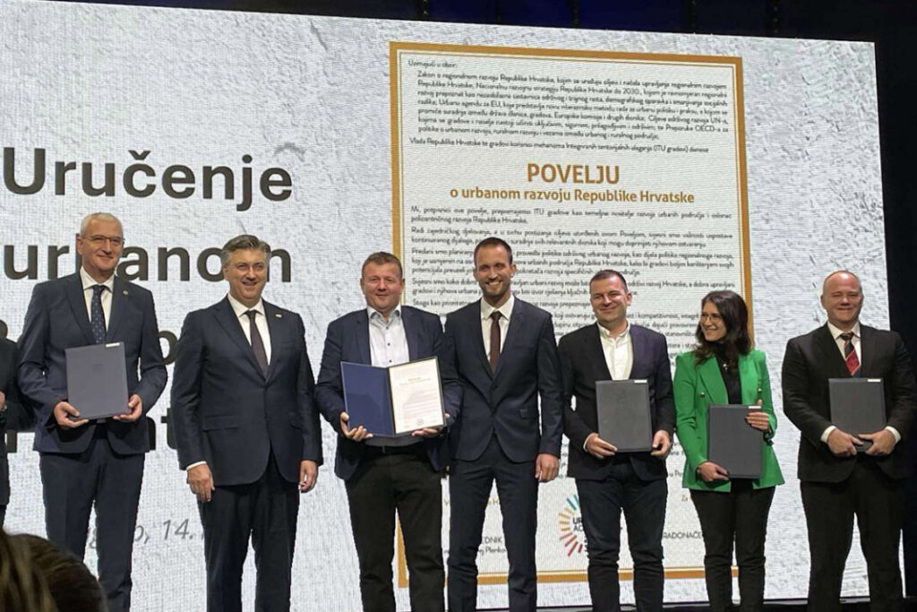 Gradonačelniku Virovitice Ivici Kirinu uručena Povelja o urbanom razvoju RH