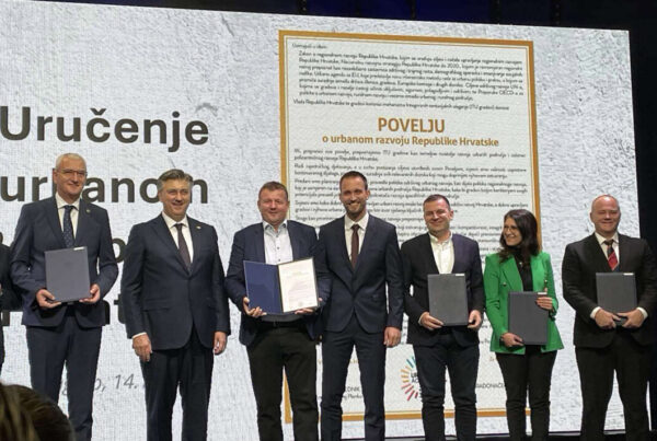 Gradonačelniku Virovitice Ivici Kirinu uručena Povelja o urbanom razvoju RH