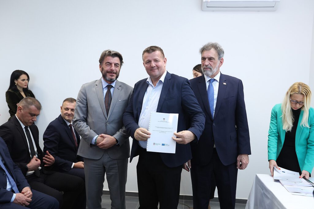 U Viroviticu stigli ugovori za III. osnovnu školu, energetsku obnovu zgrade 1 Dječjeg vrtića Cvrčak te zamjenu rashladnika vode u zgradi 5