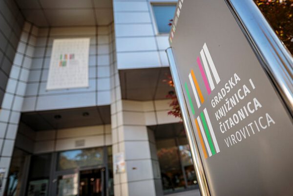 Što donosi rekonstrukcija virovitičke Knjižnice, vrijedna 1,2 milijuna eura? “Klub” za mlade, vraćanje knjige u ponoć i pametne klupe