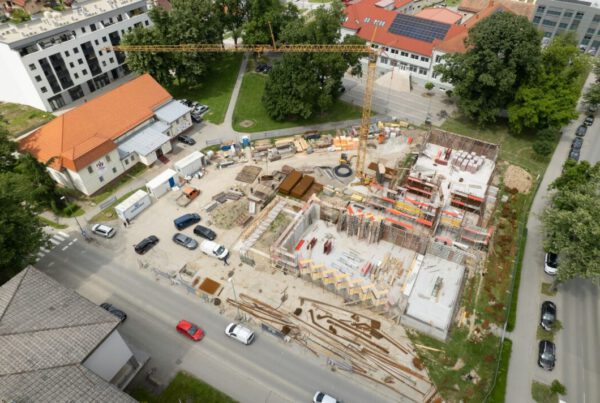 Nova škola s ljetnom pozornicom na lokaciji nekadašnje glazbene škole