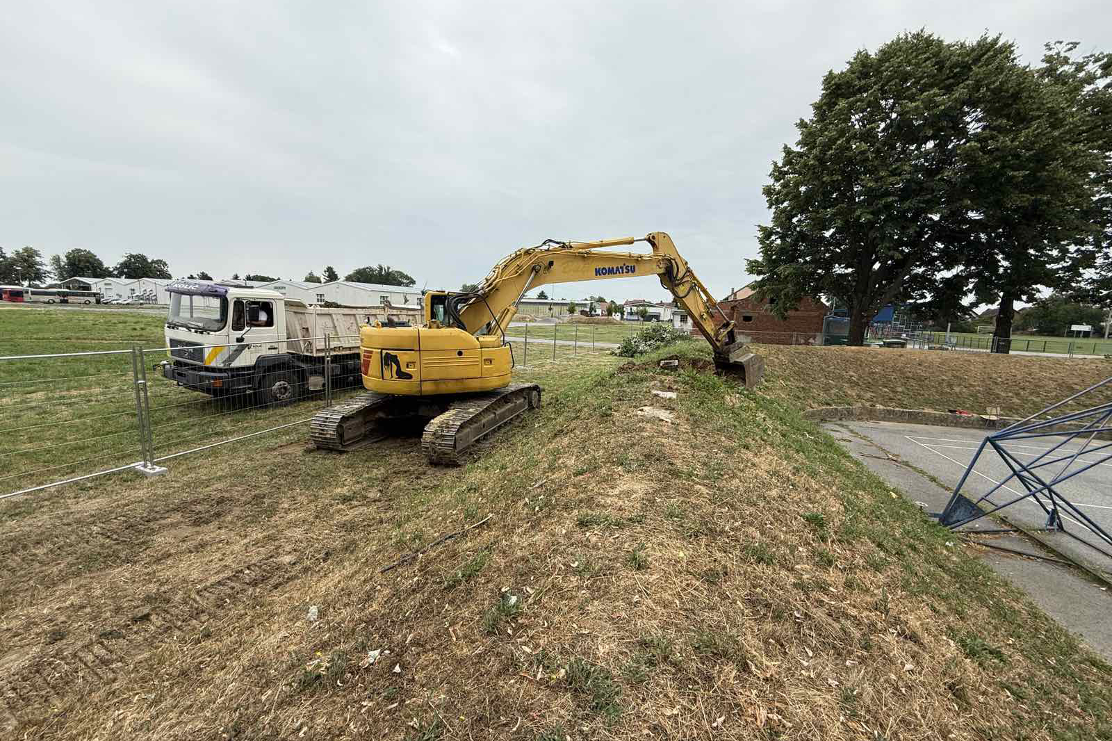 Započeli radovi na košarkaškom igralištu na Vegeški: Teren će se uskoro koristiti i za tenis, mali nogomet, odbojku