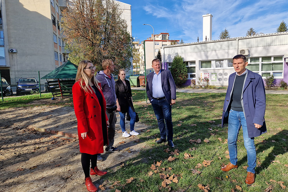 Kod zgrade Dječjeg vrtića Cvrčak na Trgu dr. Ante Starčevića postavljena nova igrala
