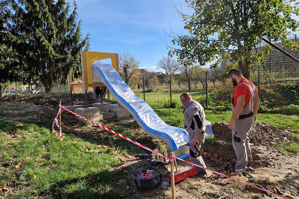 Kod zgrade Dječjeg vrtića Cvrčak na Trgu dr. Ante Starčevića postavljena nova igrala
