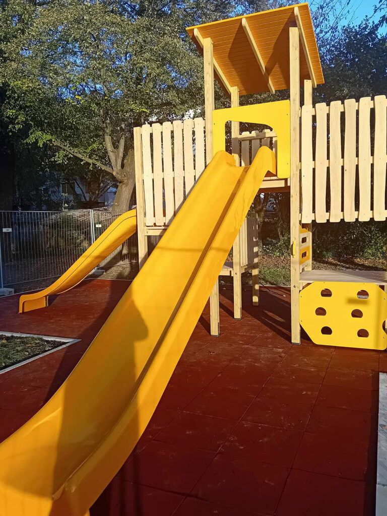 Kod zgrade Dječjeg vrtića Cvrčak na Trgu dr. Ante Starčevića postavljena nova igrala