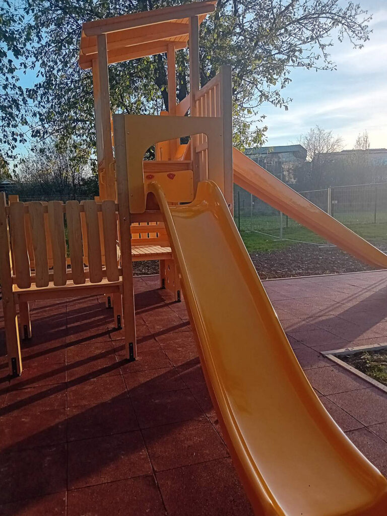Kod zgrade Dječjeg vrtića Cvrčak na Trgu dr. Ante Starčevića postavljena nova igrala