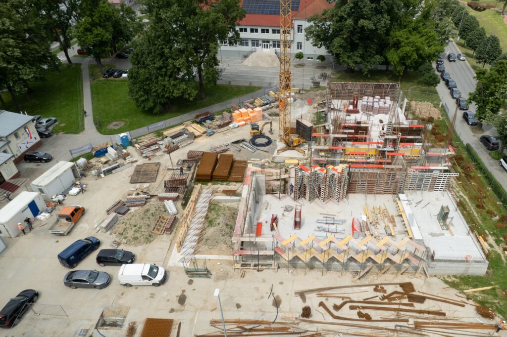 Nova škola s ljetnom pozornicom na lokaciji nekadašnje glazbene škole