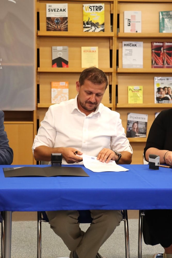 Potpisani ugovori za rekonstrukciju virovitičke Knjižnice vrijedni 1,2 milijuna eura: Novih 200 kvadrata i pametne usluge za sve generacije