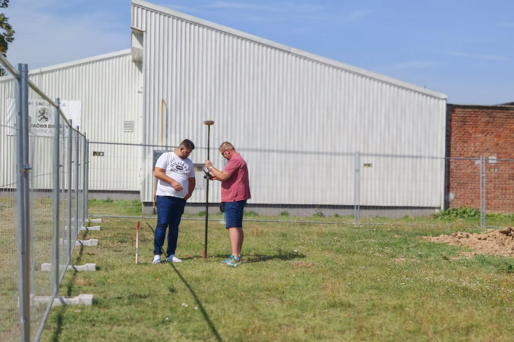 Radovi na košarkaškom igralištu na Vegeški: U narednim danima betoniranje tribina i priprema za nadstrešnicu