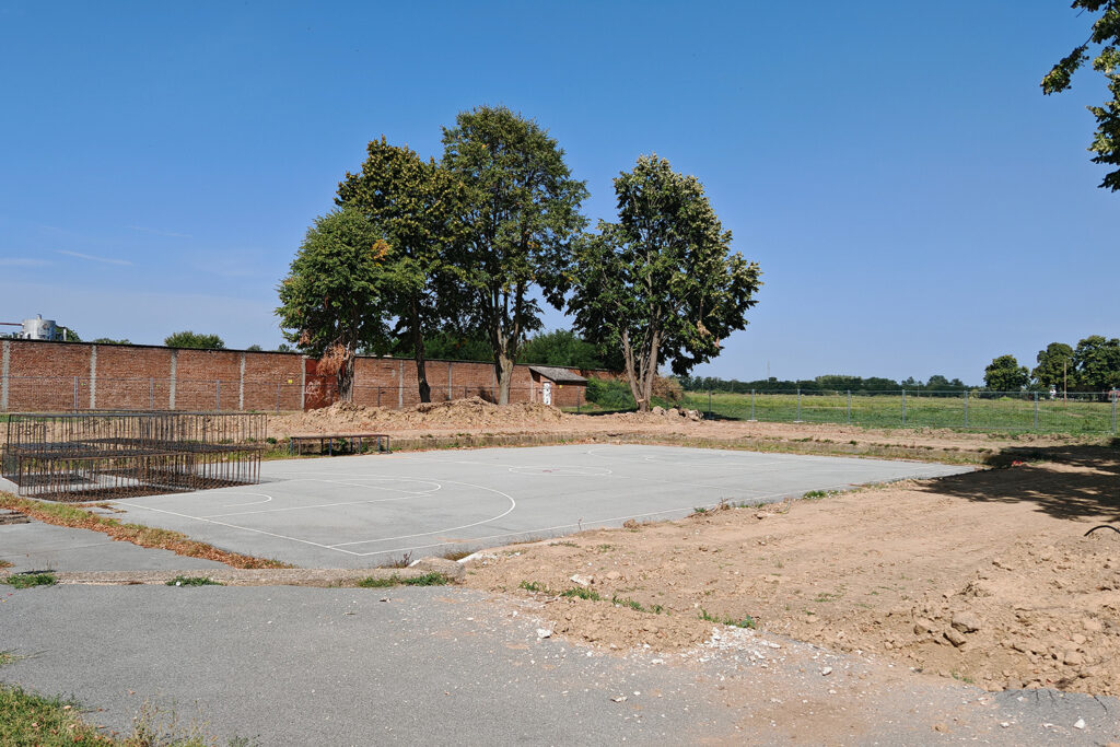 Radovi na košarkaškom igralištu na Vegeški: U narednim danima betoniranje tribina i priprema za nadstrešnicu