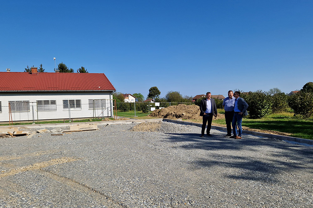 Rezovac dobiva novo igralište, radove obišli gradonačelnik Ivica Kirin i pročelnik Alen Bjelica