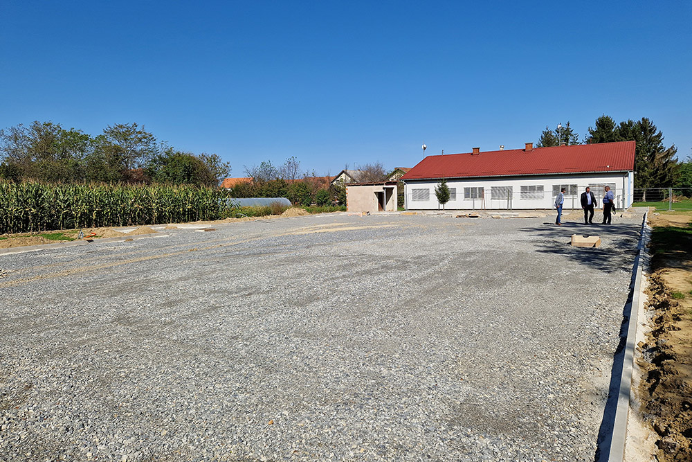 Rezovac dobiva novo igralište, radove obišli gradonačelnik Ivica Kirin i pročelnik Alen Bjelica