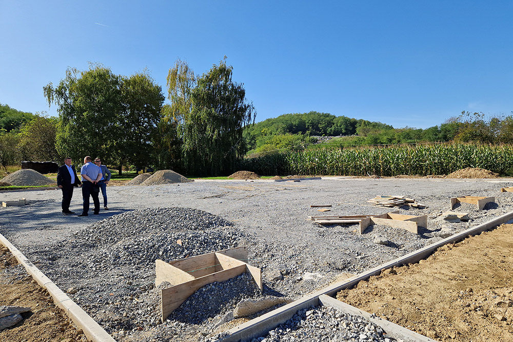 Rezovac dobiva novo igralište, radove obišli gradonačelnik Ivica Kirin i pročelnik Alen Bjelica