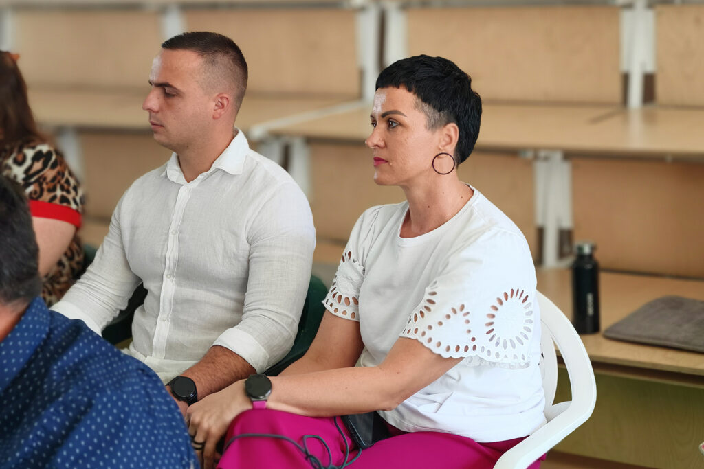 Roditelji koji ne znaju za pauzu: U COOR-u Virovitica predstavljen projekt „Odmor od skrbi“ za roditelje njegovatelje