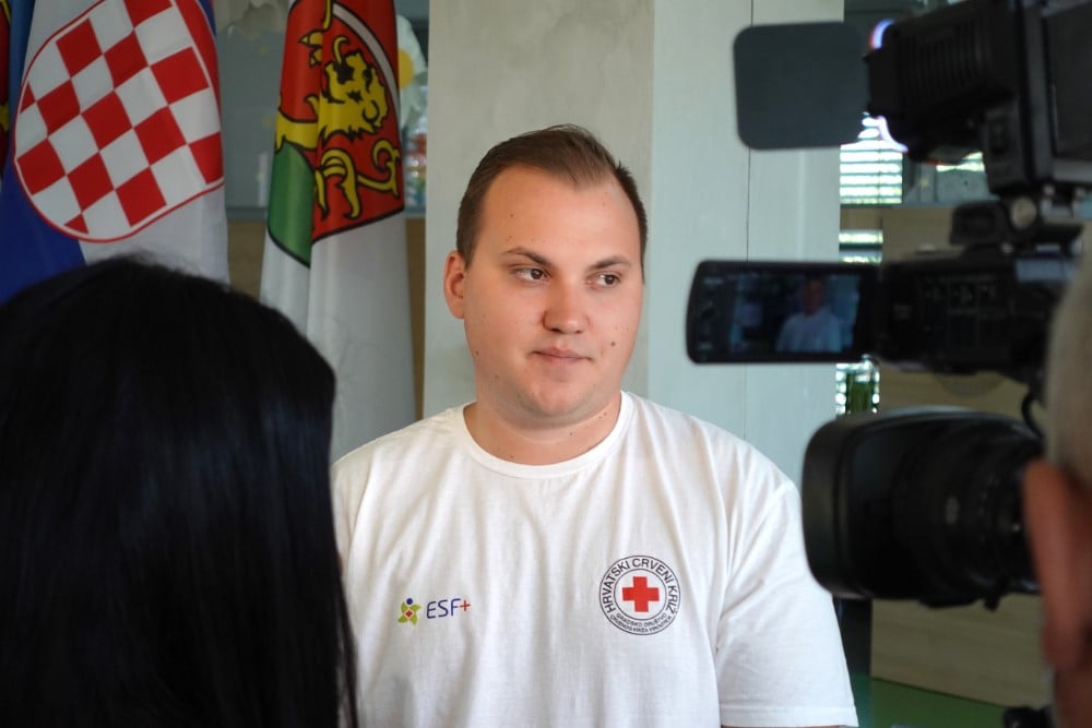 Roditelji koji ne znaju za pauzu: U COOR-u Virovitica predstavljen projekt „Odmor od skrbi“ za roditelje njegovatelje