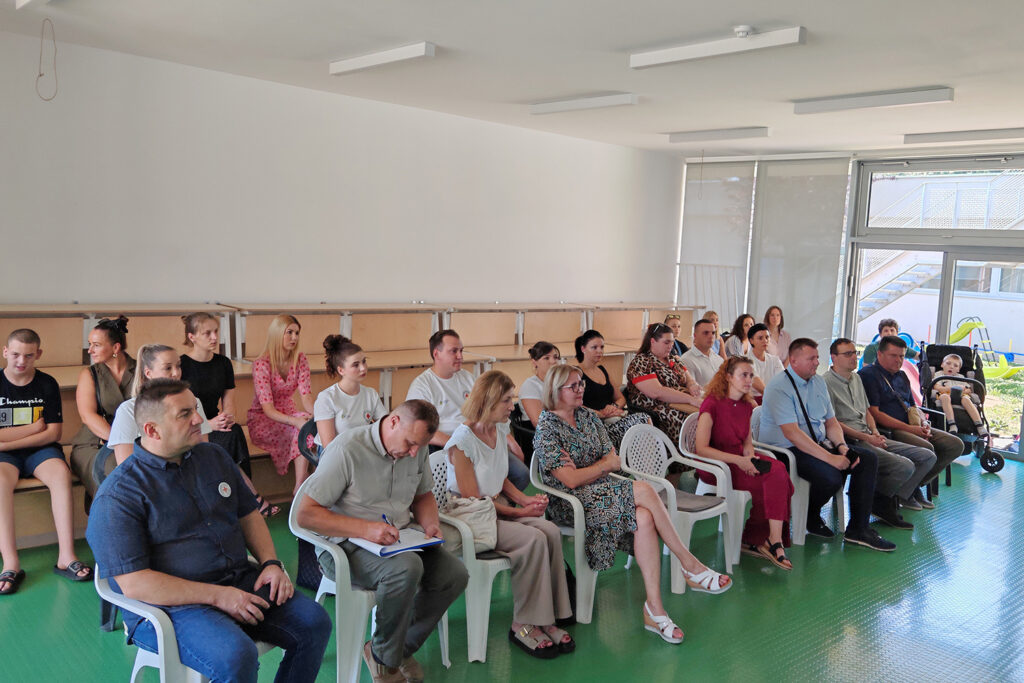 Roditelji koji ne znaju za pauzu: U COOR-u Virovitica predstavljen projekt „Odmor od skrbi“ za roditelje njegovatelje