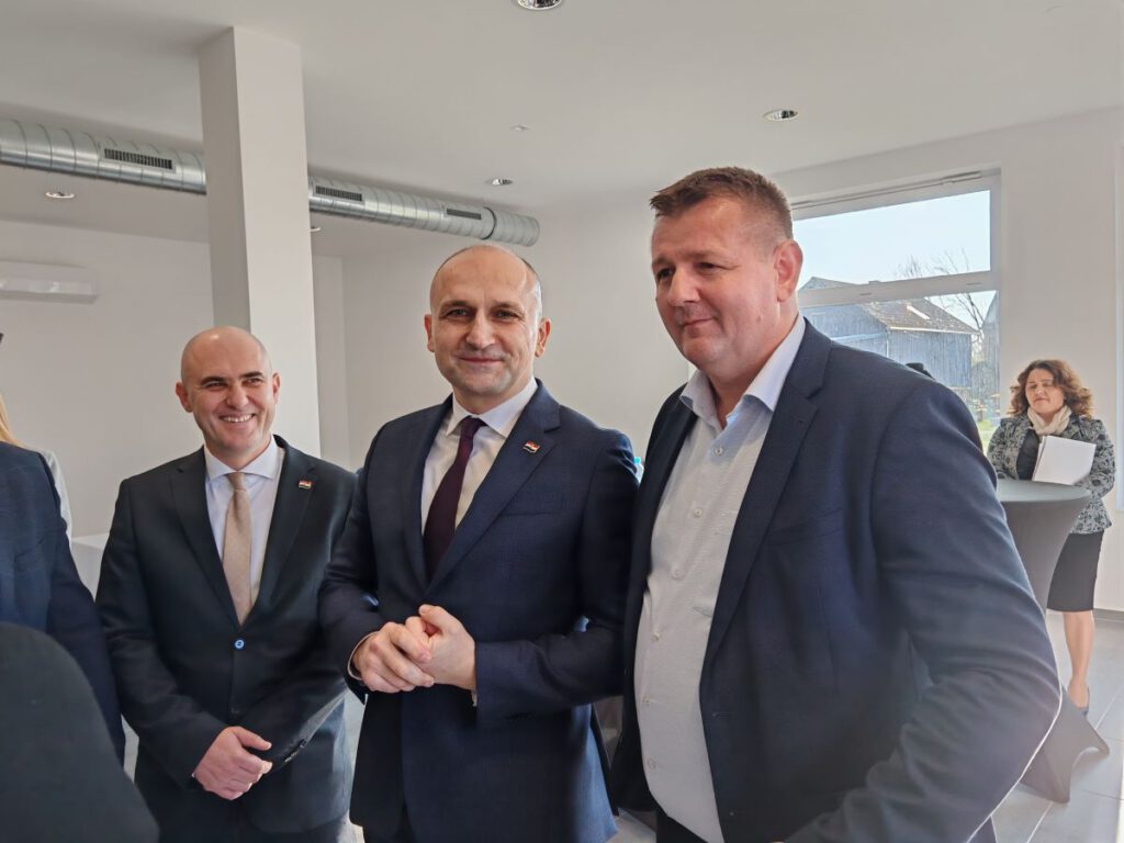 U Viroviticu stigli ugovori za III. osnovnu školu, energetsku obnovu zgrade 1 Dječjeg vrtića Cvrčak te zamjenu rashladnika vode u zgradi 5